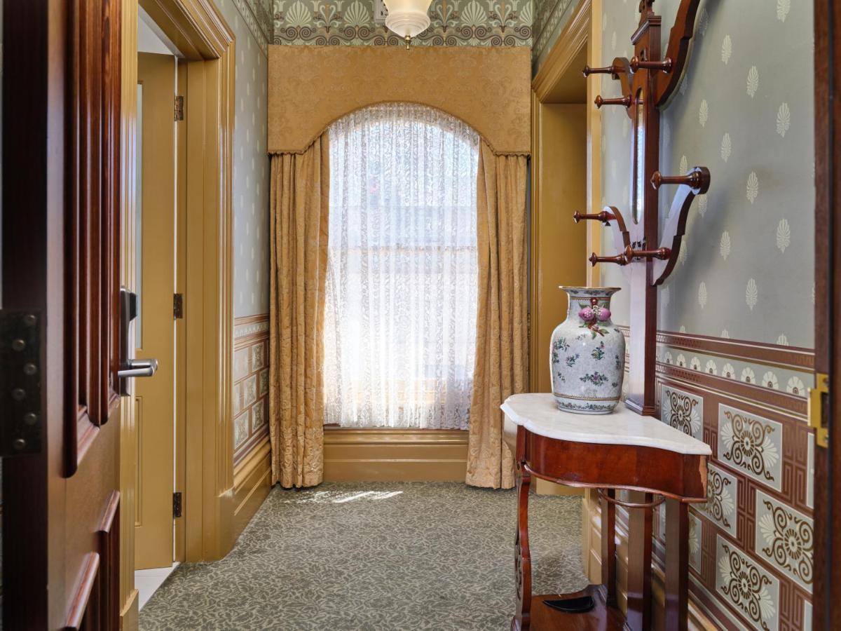 Craig'S Royal Hotel Μπάλαρατ Εξωτερικό φωτογραφία The hallway