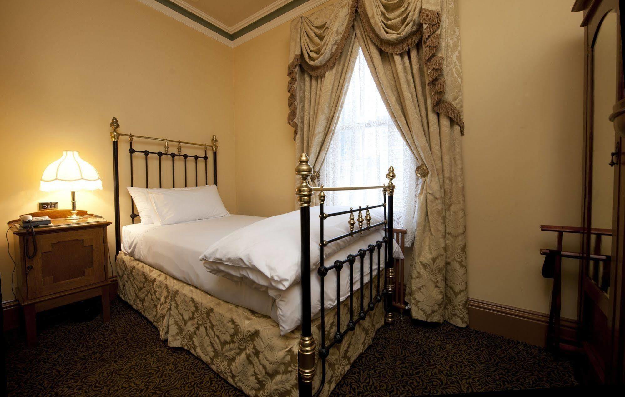 Craig'S Royal Hotel Μπάλαρατ Εξωτερικό φωτογραφία A single room at the hotel
