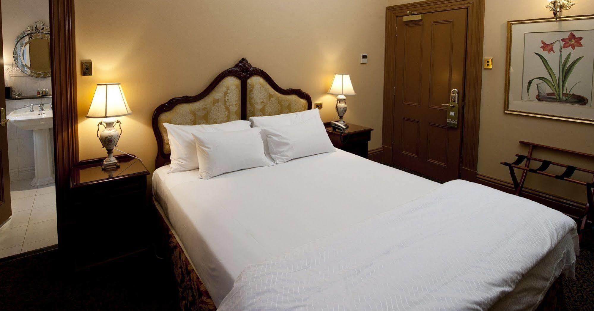 Craig'S Royal Hotel Μπάλαρατ Εξωτερικό φωτογραφία A bedroom at the hotel