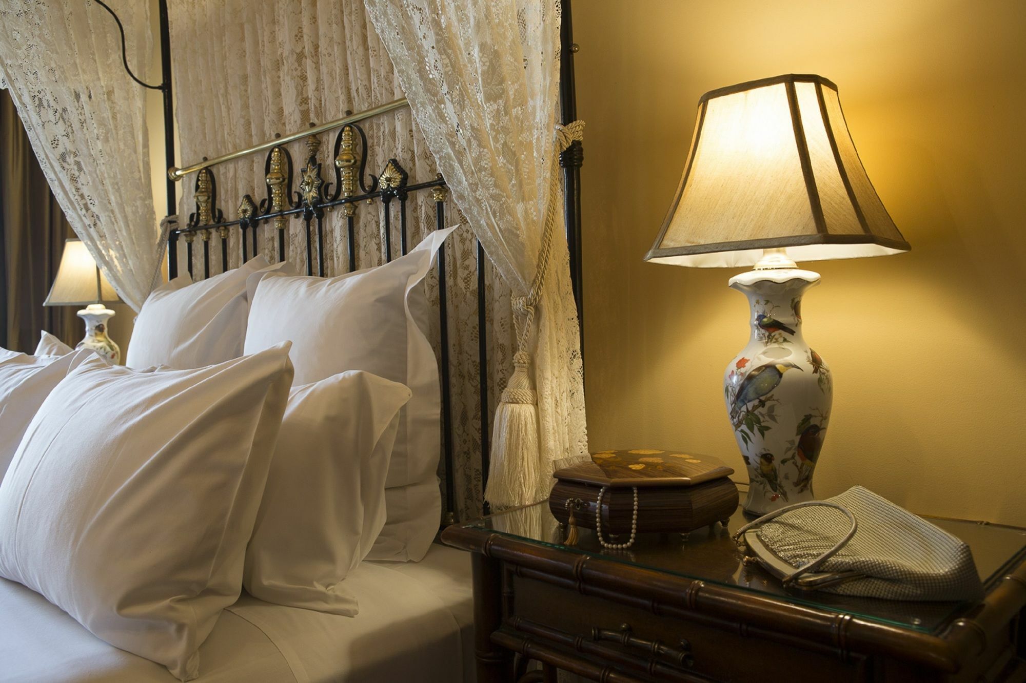 Craig'S Royal Hotel Μπάλαρατ Εξωτερικό φωτογραφία A bed with a nightstand